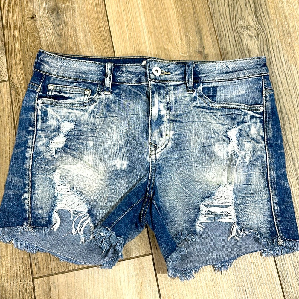 Stretchy denim distressed shorts